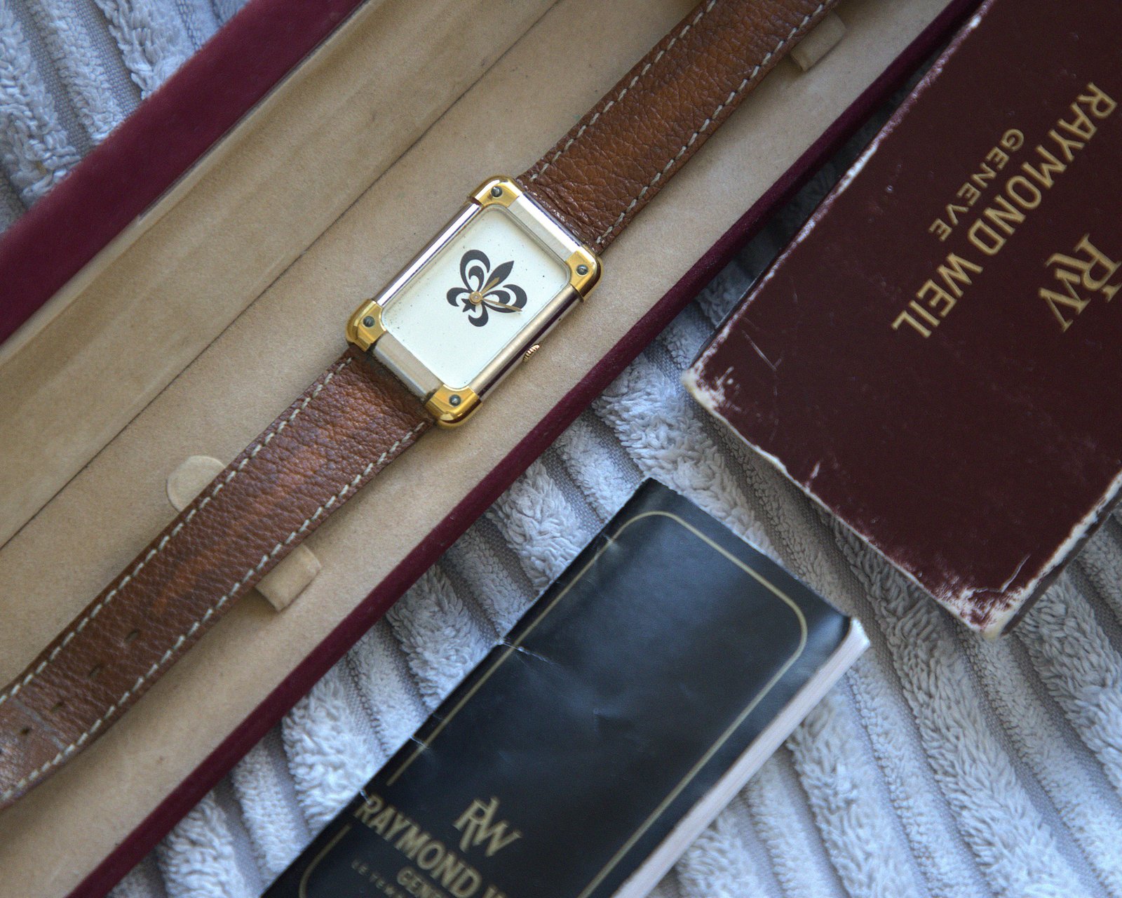 Raymond Weil Rectangular Unisex Watch Fleur-de-Lis Dial – 32mm – Box & Papers